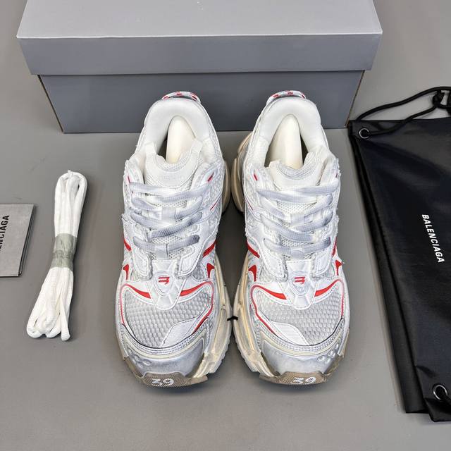 纯原balenciaga 巴黎世家-Runner、是通过溢胶、做旧、缝线等细节，展示了设计师 Demna 的运动鞋风格，用一双 旧鞋 传递复古感，后侧板、翘起的