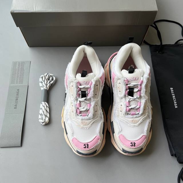 纯原做旧版本balenciaga Triple S 一代巴黎世家 原版复刻 无限还原zp正确字体粗细、位置、大小 ，正确侧边透气孔。正确的楦型让鞋子穿起来不掉脚