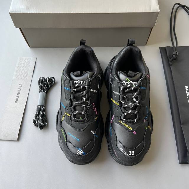 纯原做旧版本balenciaga Triple S 联名款 一代巴黎世家 原版复刻 无限还原zp正确字体粗细、位置、大小 ，正确侧边透气孔。正确的楦型让鞋子穿起