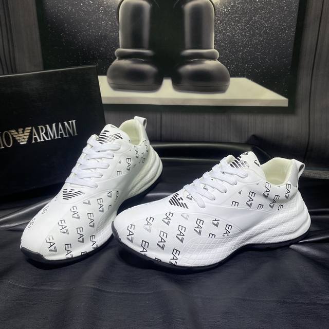 Armani 阿玛尼 运动休闲系列男鞋，以经典的设计成为永不落幕的时尚宠儿，经典的休闲造型。采用进口特殊材料+牛皮+大面积品牌电绣设计风格独特更呈现出大气上档次
