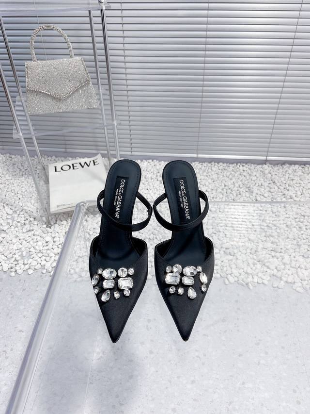 高版本Dolce & Gabbana 杜嘉班纳 Dg新款尖头水钻高跟凉拖鞋 鞋面进口真丝 内里垫脚羊皮 真皮大底 跟高：10.5Cm 码数：35-39