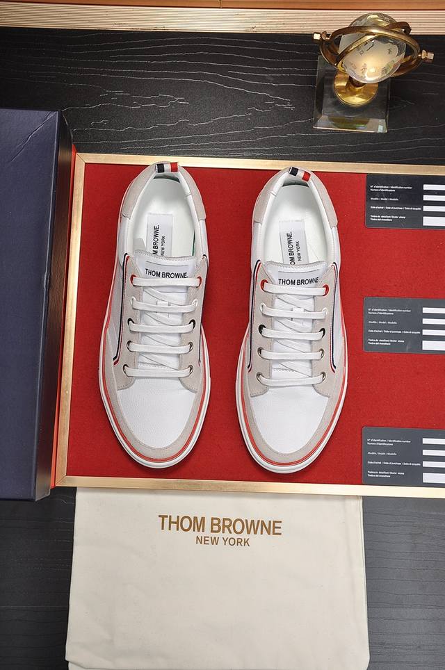 出厂价 Thom Browne 汤姆.布朗 官网同款原单爆款运动鞋 头层牛皮1：1原板 羊皮内里鞋身配件一比一开模 专柜品质 亲们你还为穿着搭配鞋发愁那这款鞋你