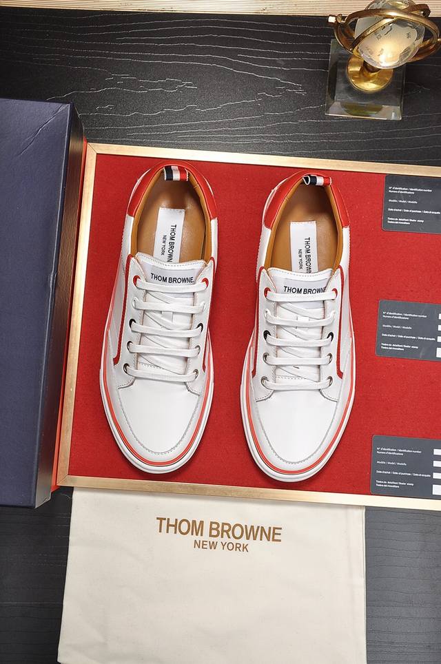 出厂价 Thom Browne 汤姆.布朗 官网同款原单爆款运动鞋 头层牛皮1：1原板 羊皮内里鞋身配件一比一开模 专柜品质 亲们你还为穿着搭配鞋发愁那这款鞋你