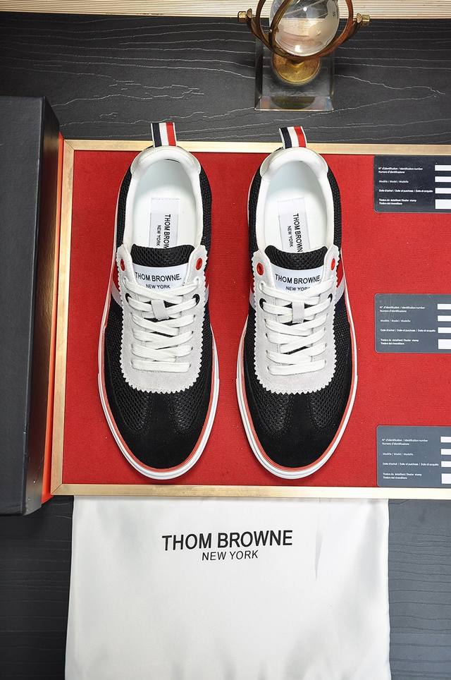 出厂价 Thom Browne 汤姆.布朗 Tb官网同款原单爆款运动鞋 头层牛皮加透气布料1：1原板 羊皮内里鞋身配件一比一开模 专柜品质 亲们你还为穿着搭配鞋