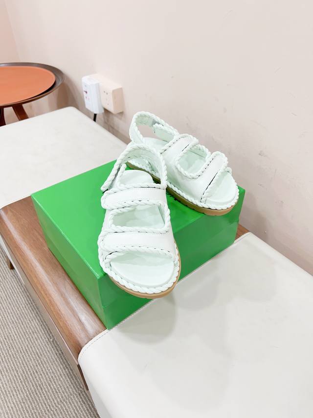 已认证 Bottega Venet* 2024早春jack凉鞋系列，柔软的羊皮露跟凉鞋，绳结装饰鞋边，呼应品牌标志性的编织元素。作为品牌创意总监的matthie