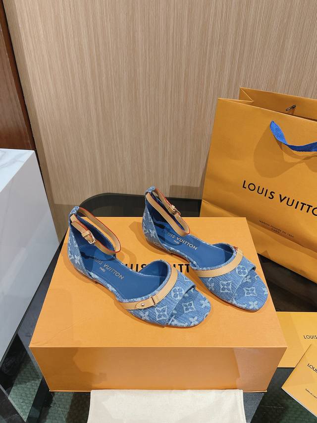 出厂价 Lv..Ss24 New Arrival～ L家24春夏单宁猫跟拖鞋 单宁色搭配的棕色皮质，也太出彩了！ 刚刚好的小猫跟，性感舒适，拉满了夏日美鞋能给的