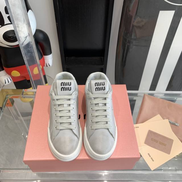 Miumiu 23Ss新款火爆款脏脏鞋小白鞋原版开发全网最高版本所有材料和做工都和正品一致。 码数：35-40码