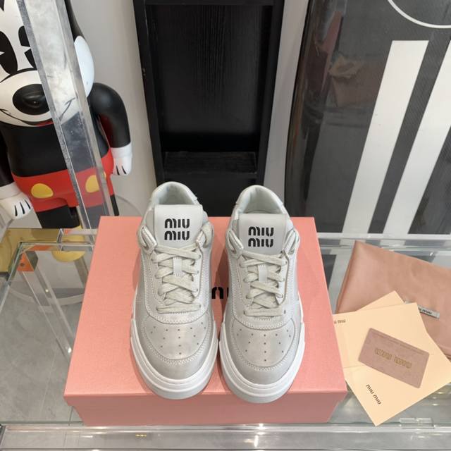 Miumiu 23Ss新款火爆款脏脏鞋小白鞋原版开发全网最高版本所有材料和做工都和正品一致。 码数：35-40码