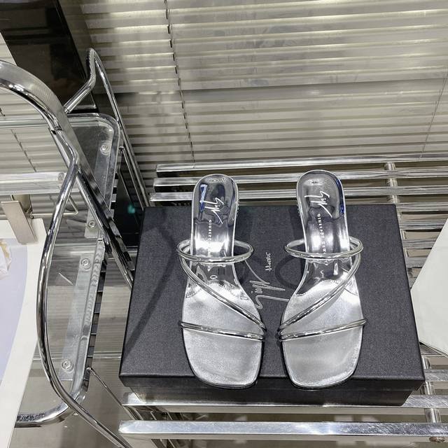 Giuseppe Zanotti 春夏水晶高跟拖鞋 意大利超小众品牌，这个系列的拖鞋穿上去，真的有点小仙女的感觉！上脚自带滤镜效果，后跟上百颗超闪水钻，银色be