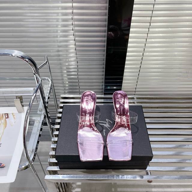 Giuseppe Zanotti 春夏新款水晶高跟拖鞋 意大利超小众品牌，这个系列的拖鞋穿上去，真的有点小仙女的感觉！透明带设计，妥妥大长腿，采用8厘米喇叭跟设