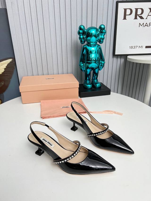 工厂 2024 新款新品 Miu Miu 全新超美装饰搭配,时尚淑女气质十足 双色拼接 又不乏美艳色彩,外侧附带弹力象巾 上脚非常方便意大利引进的原版楦头是最新