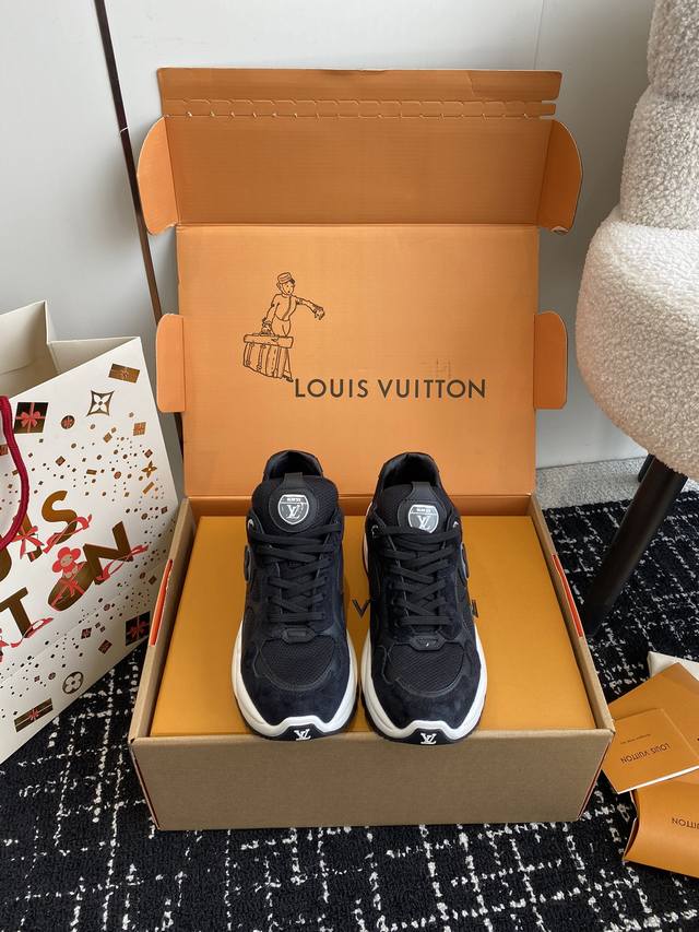 代购级 Lv家run55 新款运动鞋来袭～增高运动鞋好好看 Louisvuitton Run 55“贴合你的舒适度” 这款lv Run 55 运动鞋整体还是运用