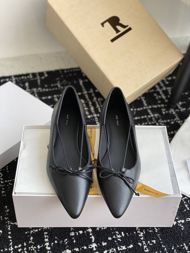 代购级 The Rowclaudette Bow Leather Ballet Flats “Claudette”平底鞋采用纤细的、对比鲜明的黑色领带，将你的脚