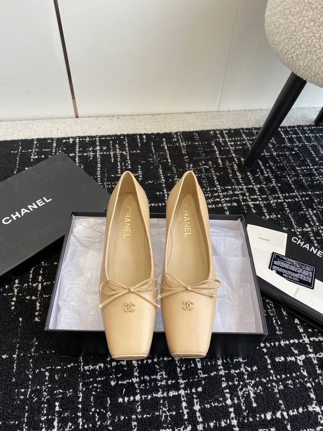 代购级 Chanel Vintage中古单鞋 延续上个时代的经典，满满的复古感，完美诠释了优雅的感觉。穿着不累脚，蝴蝶结设计平和优雅。 鞋面牛皮 内里羊皮 真皮