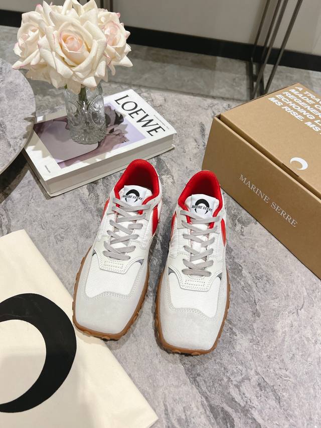 情侣款小众潮牌marine Serre 首次发布sneaker 月亮鞋-休闲鞋。 法国小众设计师品牌 Ms Rise 集成多项设计风格.侧面大胆撞色该品牌月亮标