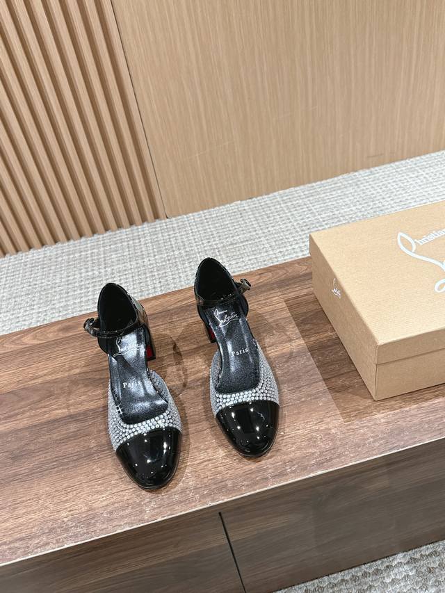 克里斯提 鲁布托 2024新款水钻红底凉鞋 来自拉斯维加斯的祝福 灵感来自拉斯维加斯的炫彩霓虹 手工制作，精致工艺 收藏级作品 绝对吸睛的存在 彩钻镶嵌 非常精