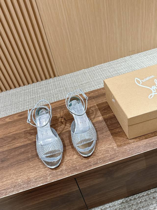 克里斯提 鲁布托 2024新款水钻红底凉鞋 来自拉斯维加斯的祝福 灵感来自拉斯维加斯的炫彩霓虹 手工制作，精致工艺 收藏级作品 绝对吸睛的存在 彩钻镶嵌 非常精