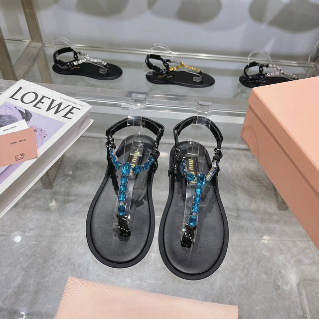 出厂价 35-41.Miumiu*缪缪 24夏季新品，全球最火夹趾凉鞋， 出现在各大时装杂志封面 各路明星、小红书博主着用～搭配长裙 鞋面：牛皮 钻链 内里：羊