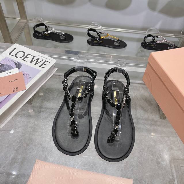 出厂价 35-41.Miumiu*缪缪 24夏季新品，全球最火夹趾凉鞋， 出现在各大时装杂志封面 各路明星、小红书博主着用～搭配长裙 鞋面：牛皮 钻链 内里：羊