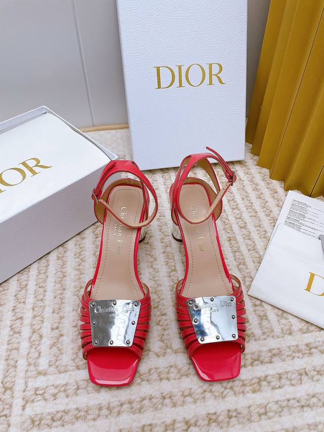 出厂 Dior 迪奥 2023春夏最新时装秀高定系列la Parisienne 复古罗马风果冻色脚环绑带女鞋 Cd字母logo金属皮扣高跟拼色镂空凉拖鞋 粗跟方