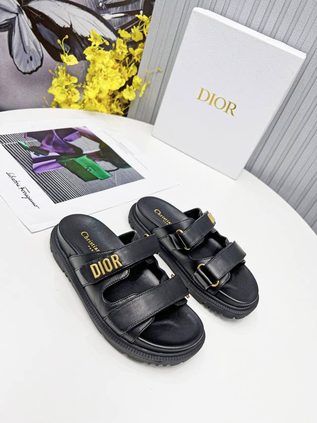 出厂价 这款黑色羊皮革 Dioract 凉拖款式时尚。搭配贴合脚型的内底，采用格外轻盈、舒适的皮革制作。鞋面饰带采用魔术贴开合，饰以金色饰面金属“Dior”标志