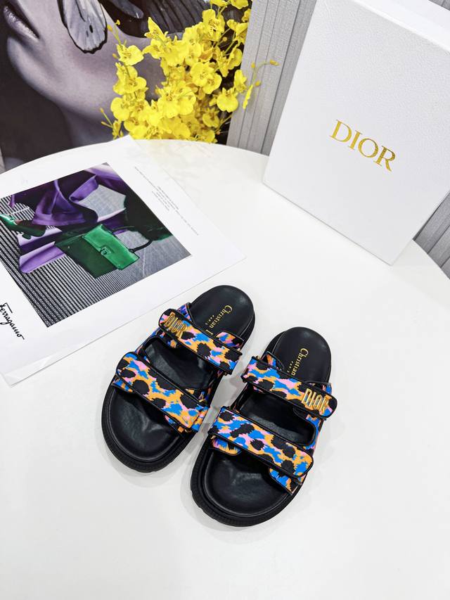 出厂价 这款黑色羊皮革 Dioract 凉拖款式时尚。搭配贴合脚型的内底，采用格外轻盈、舒适的皮革制作。鞋面饰带采用魔术贴开合，饰以金色饰面金属“Dior”标志
