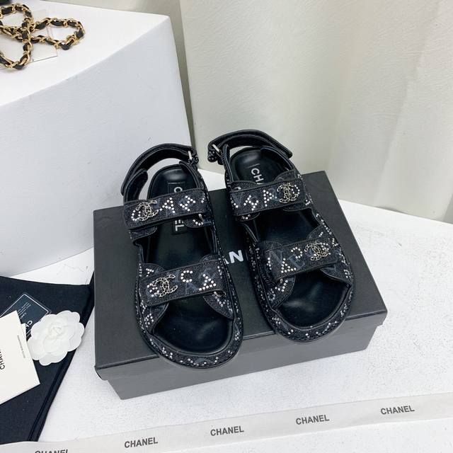 顶级版本 Chanel香奈儿24P 春夏魔术贴凉鞋 专柜品质 每年必入的经典款之一！最新出金属皮设计 更加彰显和品味～所有材质都根据原版定制！购入正品开发。万能