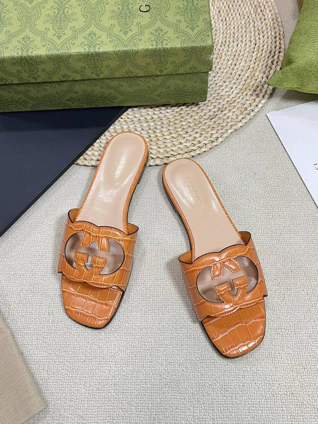 顶级版本gucci 24S春夏新品gucci每个细节皆经过精心细致打造，可与zg对比如一，无二品质！ 品牌运用缤纷的色彩搭配，呈现出逸趣横生的成衣，鞋履和配饰系