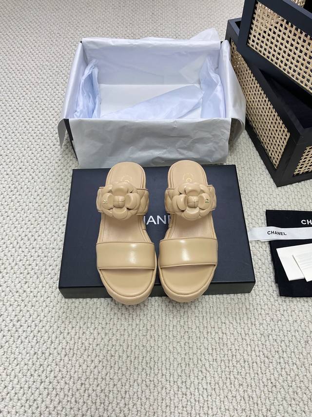 Chanel 小香24C新品 菱格厚底松糕凉鞋 夏天一定要入的拖鞋系列 可文艺可时髦 穿搭率实在太高了 厚底在拉长腿方面真的yyds 百搭舒适 上脚秒变大长腿！