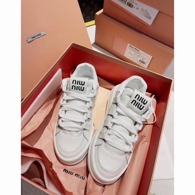 Miumiu23春夏新款时尚 提到小脏鞋一定会想到gucci，但现在又多了一个选择，那就是miumiu 这一季新上架的白色小脏鞋，一共有两款，一双是带气孔的面包