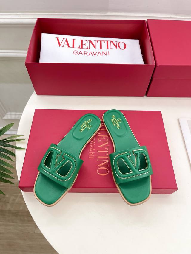Valentino 华伦天奴 2024Ss春夏新品 大v扣镂空拖鞋上新 Valentino Garavani 的经典“Roman Stud”系列以全新的诠释方式