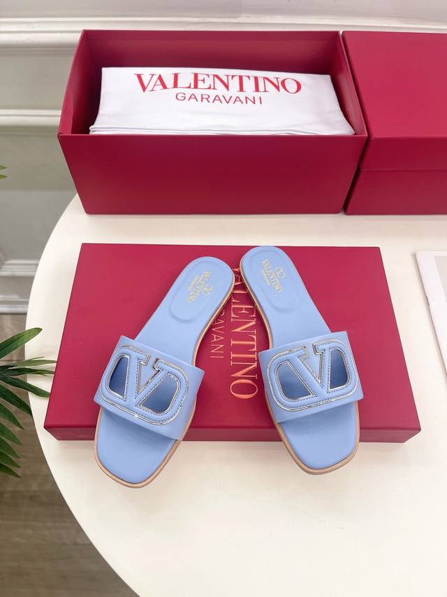 Valentino 华伦天奴 2024Ss春夏新品 大v扣镂空拖鞋上新 Valentino Garavani 的经典“Roman Stud”系列以全新的诠释方式