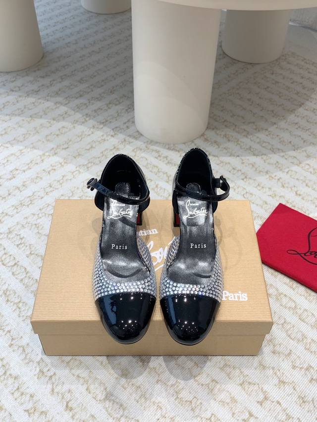 Christianlouboutin 24Ss 中空 玛丽珍 Cl红底鞋‖ 来自拉斯维加斯的祝福 灵感来自拉斯维加斯的炫彩霓虹 手工制作，精致工艺 收藏级作品