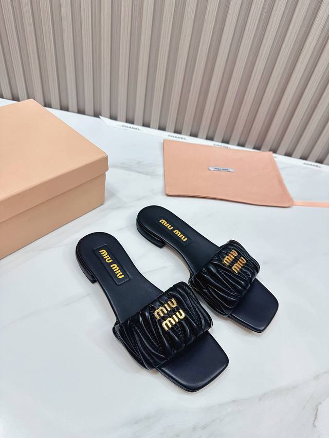 工厂 2024 新款新品 Miu Miu 全新超美装饰搭配,时尚淑女气质十足 双色拼接 又不乏美艳色彩,外侧附带弹力象巾 上脚非常方便意大利引进的原版楦头是最新