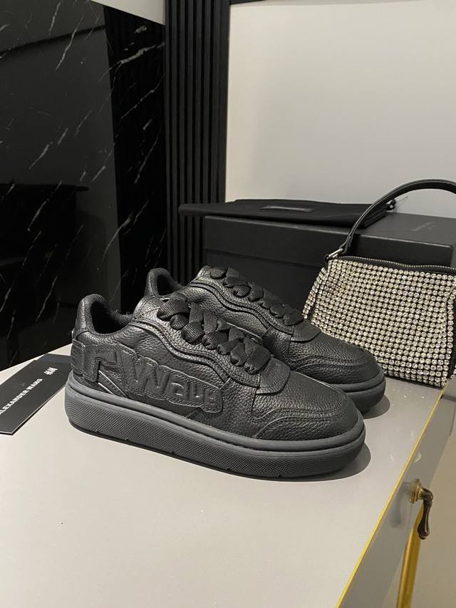 顶级版本 Alexanderwang亚历山大 王aw最新 情侣款 压纹logo 休闲 小白鞋 厚底 运动鞋 原版购入开发 做货 厚底造型，比麦昆的底薄一丢丢，外