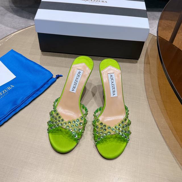 Aquazzura 惊艳火爆款、菠萝王室贵族的钟爱雍容华贵、气质高雅、到手如图柜级品质、进口pv C透明片面料、精美的配色水晶玻璃饰品、有种清泉脚上流、夏日应景