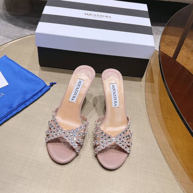 Aquazzura 惊艳火爆款、菠萝王室贵族的钟爱雍容华贵、气质高雅、到手如图柜级品质、进口pv C透明片面料、精美的配色水晶玻璃饰品、有种清泉脚上流、夏日应景