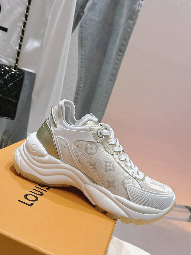 Run55代购级 全新升级最高版本 摩登增高运动休闲鞋. 鞋面选材原版进口的dk透气网格布面料+Tpu裁片搭配素色牛皮多重材质拼接而成，内里也是同样采用透气的面
