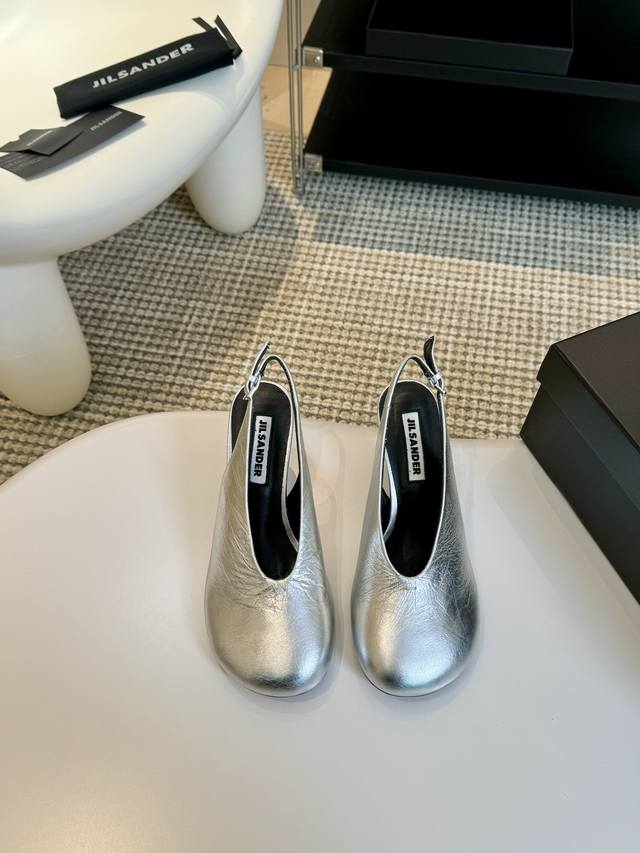 Jilsander 24春夏极简主义平底圆头后空凉鞋单鞋 市面顶级原单版，Zp对比做货，所有细节都跟柜上一致：包括鞋面皮料，鞋垫内里皮料、刻印logo，鞋底材质