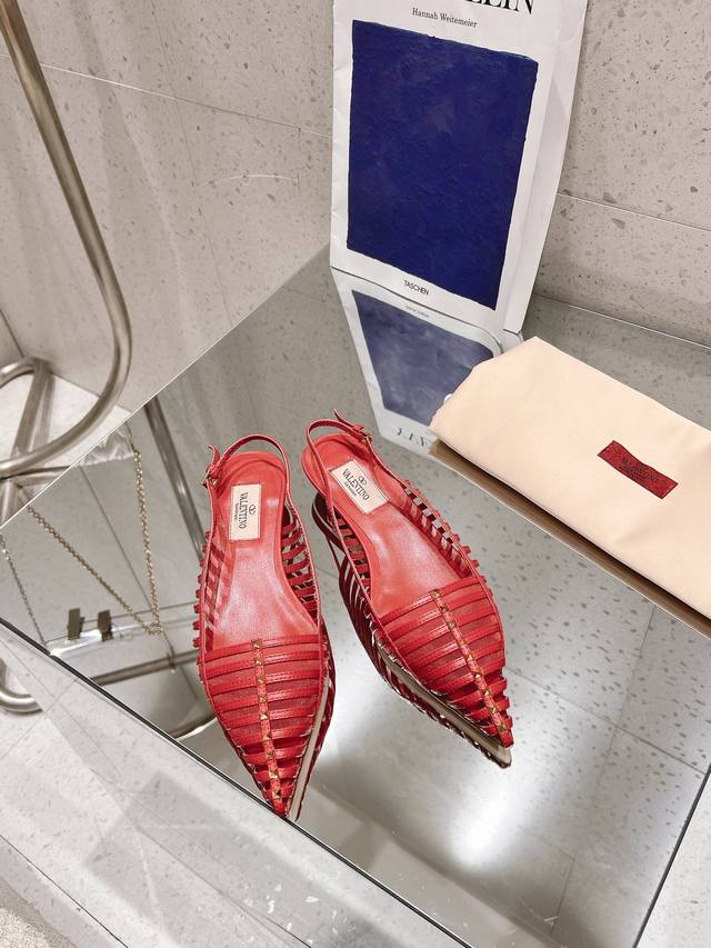 新品valentino铆钉镂空鞋 一款网红街拍都爱搭配的腔调单品哦~跟着时尚达人的步伐来走准没错搭配上简单或时尚款的衣服穿，鞋面镂空设计搭配v家经典铆钉点缀，高
