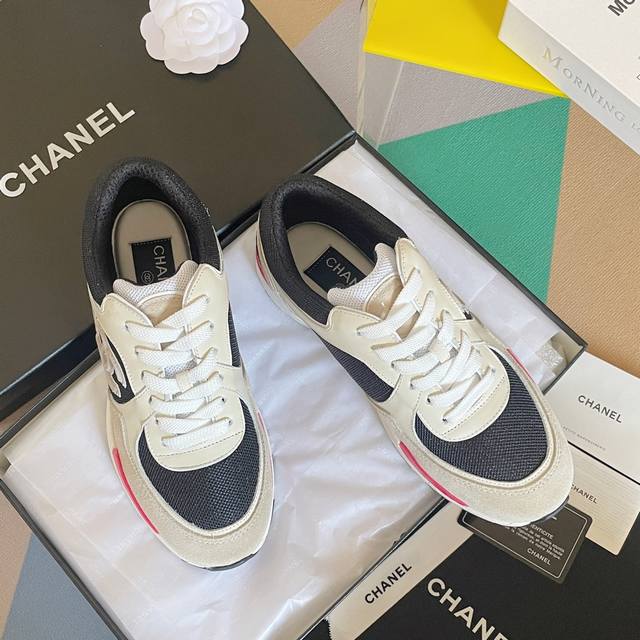 顶级版本： Chanel 香奈儿 小香 最新爆款 熊猫配色 休闲 运动鞋 专柜真的是超级难买的一款鞋子，辗转几个大城市都没买到，最后高价8730在代购手中买来