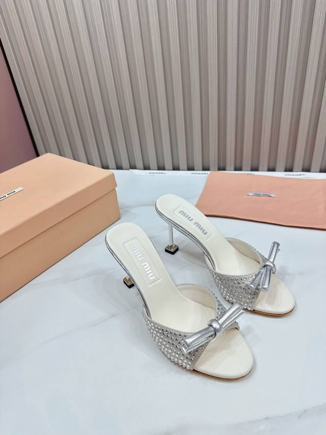 工厂 2024 新款新品 Miu Miu 全新超美装饰搭配,时尚淑女气质十足 双色拼接 又不乏美艳色彩,外侧附带弹力象巾 上脚非常方便意大利引进的原版楦头是最新