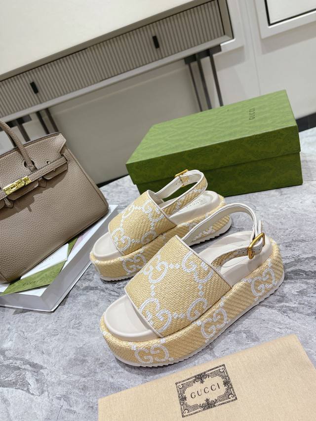 女士 Gg 厚底凉鞋 Gucci平台形状创意总监最喜欢的一款鞋，向几十年时尚工作经验致敬。70 年代和 60 年代风格的廓形贯穿 Gucci Love Para