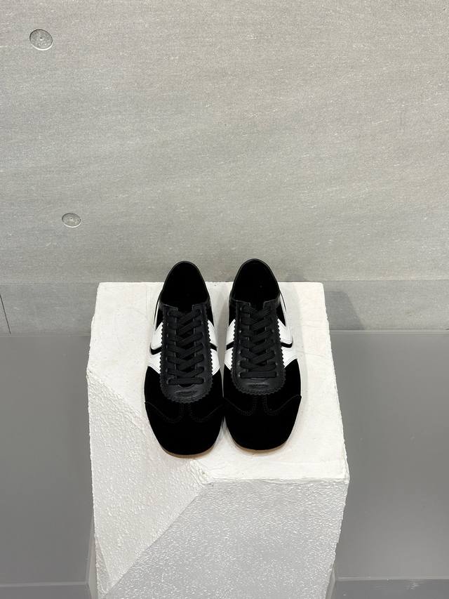 出厂价 Driesvan Noten 的配色永远不会让你失望，大胆复古的颜色也太美了设计师通过 扭曲和颠覆经典元素，打造出实用而富有设计感实穿的运动鞋履 实用性