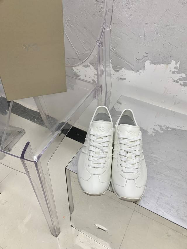 Y-3 Country 系列 2024 新款小白鞋 整个鞋设计非常的时尚动感、鞋后跟标志性山本耀司的英文签名， 鞋面 头层牛皮 内里 羊皮 码数：35 39