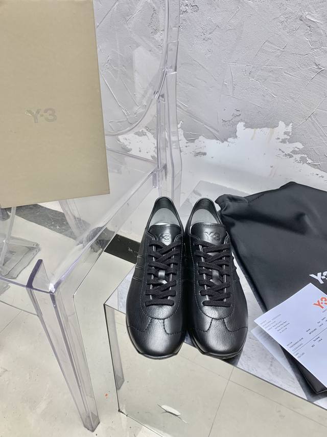 Y-3 Country 系列 2024 新款小白鞋 整个鞋设计非常的时尚动感、鞋后跟标志性山本耀司的英文签名， 鞋面 头层牛皮 内里 羊皮 码数：35 39