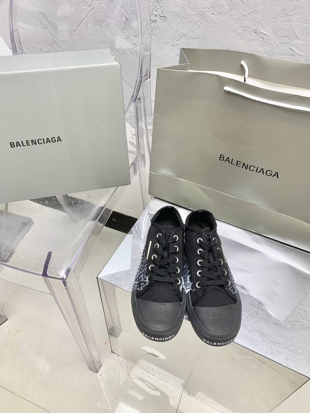 Balenciaga 巴黎世家 2024全新涂鸦休闲帆布鞋 最爱的一款布鞋 风格永续，永不过时 做旧复古风格，以崭新视角演绎“中古风”黑白红经典配色鞋头处印有品