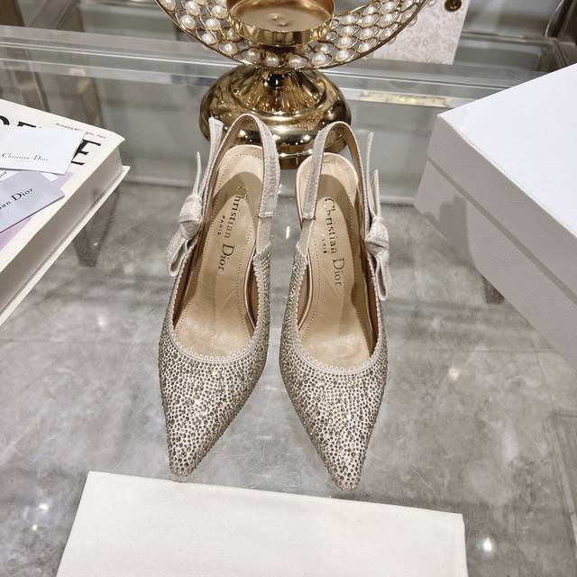 出厂带钻 顶级版本 Dior迪奥 2024新季镂空雕花玛丽珍尖头单鞋 新款spectadior 芭蕾高跟鞋于发布秀精彩亮相 重新诠释经典的玛丽珍鞋 彰显高雅时尚