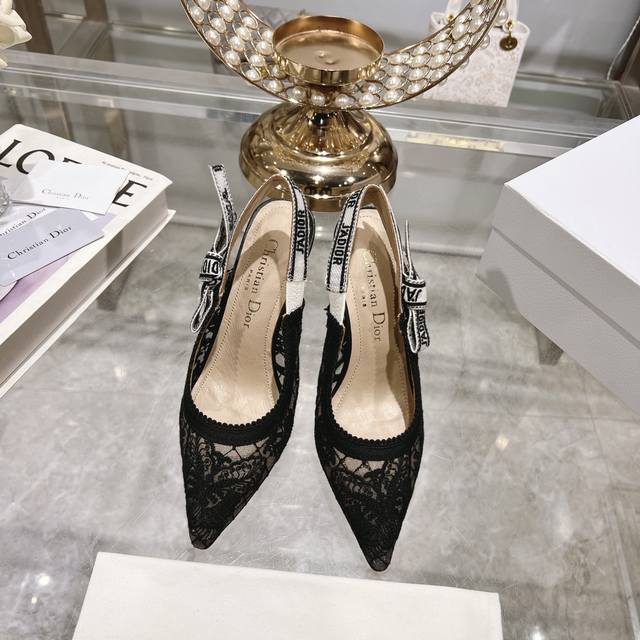 出厂 顶级版本 Dior迪奥 2024新季镂空雕花玛丽珍尖头单鞋 新款spectadior 芭蕾高跟鞋于发布秀精彩亮相 重新诠释经典的玛丽珍鞋 彰显高雅时尚的风