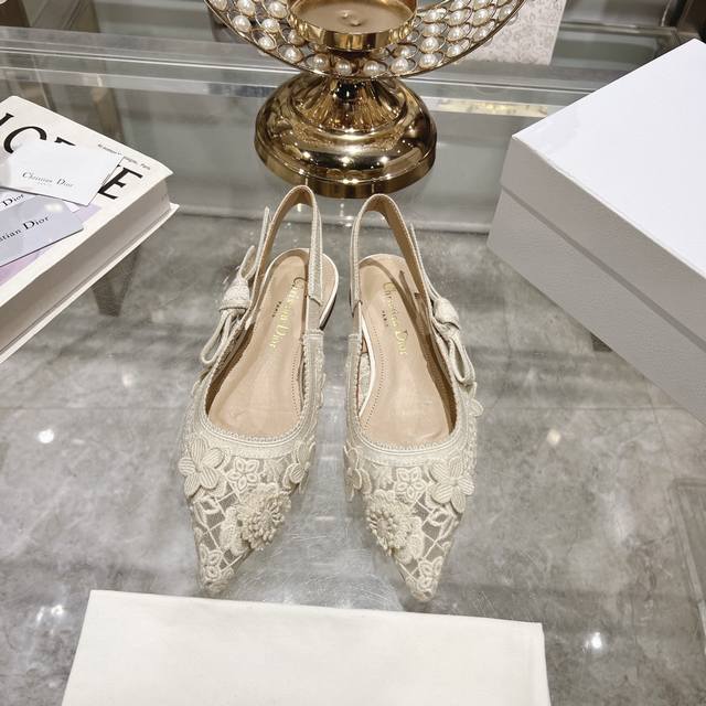 出厂带花 顶级版本 Dior迪奥 2024新季镂空雕花玛丽珍尖头单鞋 新款spectadior 芭蕾高跟鞋于发布秀精彩亮相 重新诠释经典的玛丽珍鞋 彰显高雅时尚